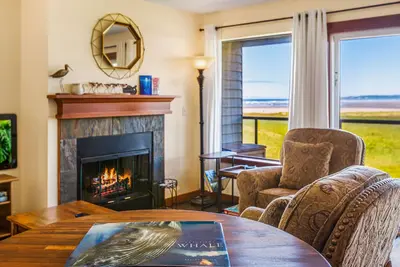 Image de Oceanview condo steps from Moclips Beach dunes.