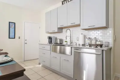 Image de Cozy 3 bedroom - Free Parking, close to buses.