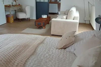 Image de Suite Spacieuse vue sur Plan D'eau et sur les Hauteurs des Marais