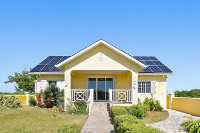 Image de The Sunflower Villa – 3br Beachfront in Grand Turk
