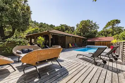 Image de villa bois typique du bassin avec piscine chauffée au bord du lac, La Gde Escoure Cp