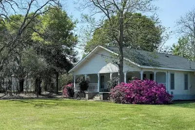 Image de Southern Luxuries Farmhouse - Beautiful Romantic!