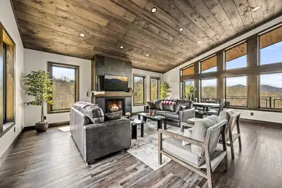 Image de Luxurious 4bd Lodge w/ Views + Game Room!