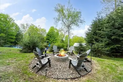 Image de Lake George Mountain Chalet on 2. 45 acres with Fall Foliage, grill & fire pit.