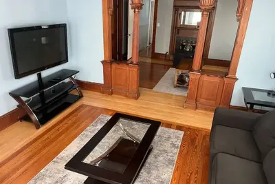 Image de Spacious 3 Bdrm Apartment 3rd Fl W/ Deck Overseeing City Skyline