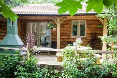 Image de Romantic retreat tucked away in a peaceful wooded location. \nPrivate hot tub.