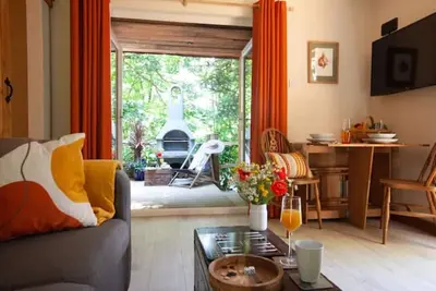 Image de Romantic retreat tucked away in a peaceful wooded location. \nPrivate hot tub.