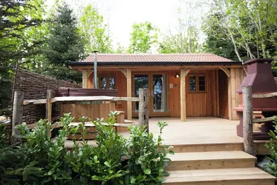 Image de Romantic retreat. Private and peaceful wooded location. \nPrivate hot tub.