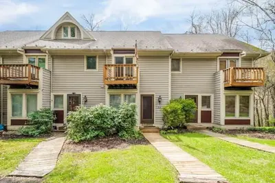 Image de Spacious Wooded Retreat-Mins Away From Attractions-Lake Front Beach Use-Hot Tub