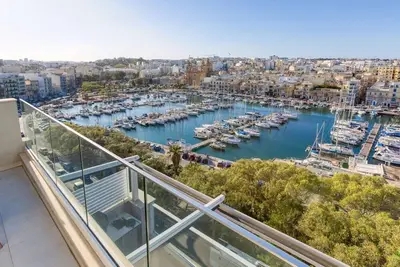 Modern 3br home with Stunning Marina View in Pieta
