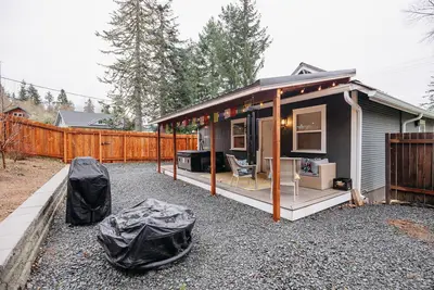 Image de Historic Retreat with Hot Tub and Firepit at Entrance of Mt. Rainier