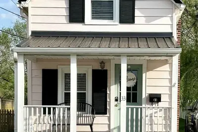 Image de Charming century-old tiny home in historic town with gym membership included!