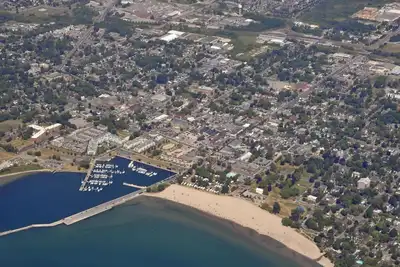 Image de Elegant 4 Br|3. 5 Bath Oasis: Mins from Coburg Beach