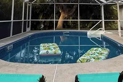 Image de Private, Tropical, Treasure Coast Retreat close to Riverfront and to the beach!