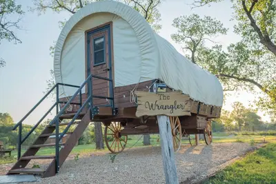 Image de Modern_ Unique_Old West Wagon_Spacious_Views