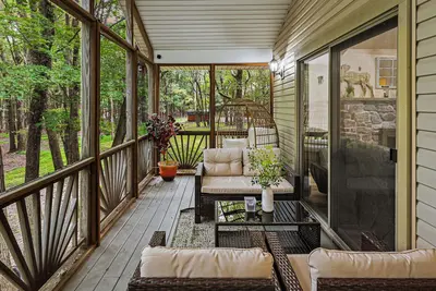 Image de Frolic on Fern by AvantStay | Enclosed Deck w/ Forest Views, Bar
