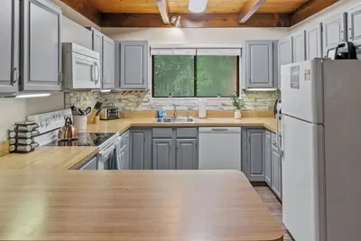 Image de Mountain Must-Have by AvantStay | Indoor Hot Tub, Game Room & Fire Pit!