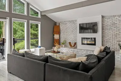 Image de The Evergreen Escape by AvantStay | Modern Cabin w/ Volleyball Court & Hot Tub