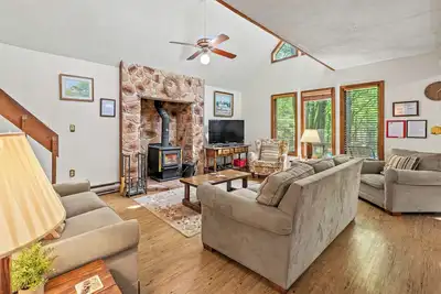 Image de Hygge Home by AvantStay | Deck for Outdoor Living, Fire Pit, Game Table