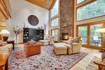 Image de Elk Hollow by AvantStay | Lakefront Chalet w/ Game Room & Fire Pit