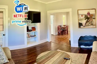 Image de Historic Ranch Bungalow - Luxurious Ranch vacation - Free WiFi - Family Fun!