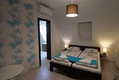 5 minutes to the beach! Modern, cosy and trendy rooms with en-suit bathroom!
