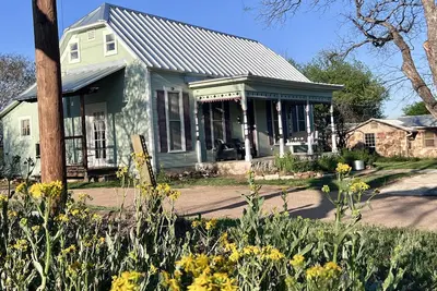 Image de Victorian gem in the Tx Hill Country! Small-town charm, wineries, & wildflowers