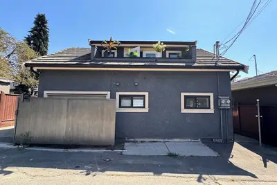 Image de Cozy Laneway House that fits 6, perfect for a family getaway. Dog-friendly!