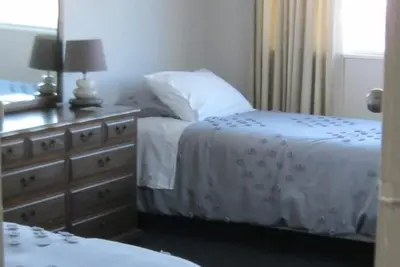 Image de Waterfront 3 -bedroom bungalow opposite the South Bay Marina and public slipway