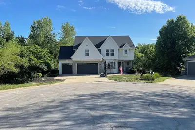 Image de Beautiful & Big Home with room to play!