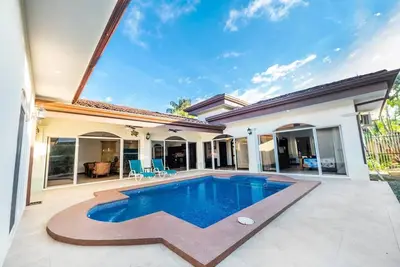 Image de Beautiful villa in gated community with private pool and pickleball court
