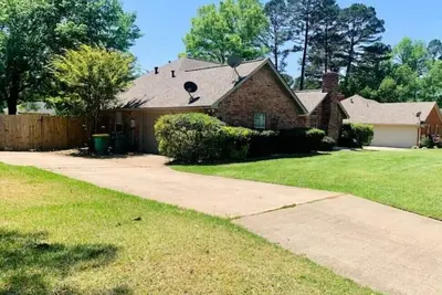 Image de Centrally located Spacious 3/2 with garage parking\n