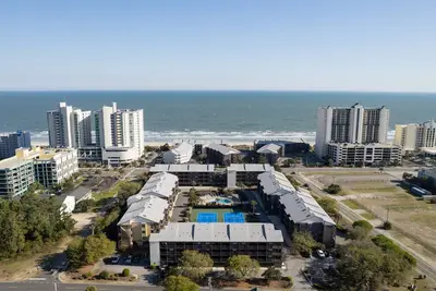 Image de Ocean Breeze Serenity: Charming 3br Condo Just Steps from the Beach