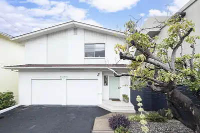 Image de Ocean View Monthly Rental - just a Stone's Throw from the beach!