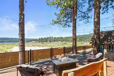 Image de The Lazy Bear - Modern, Lake Views, Smart Tv, Deck, Bbq