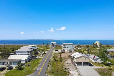 Image de \"Recuperation Cottage\" offers gulf views and is steps to the beach! Pet-friendly, boat parking