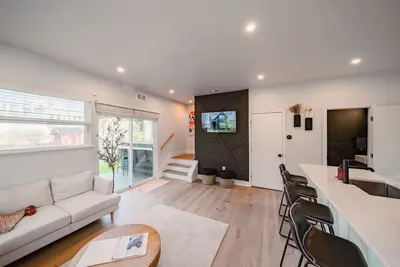 Image de Location! Modern Ohio City Luxury + 2 King Beds