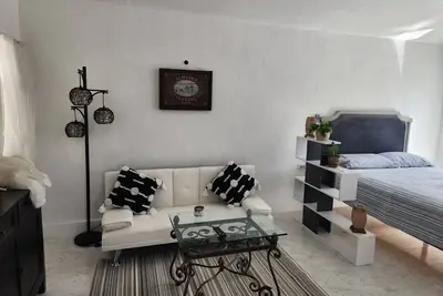 Image de Newly-remodeled Guesthouse for rent 10 mins to Central Ave and beaches