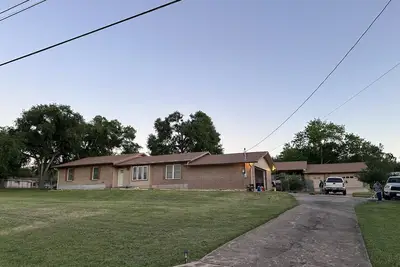 Image de Newly remodeled home set off in the country but offers quick access to the city