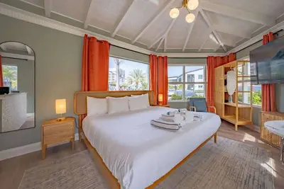 Image de Sea-clusion: Private Poolside Cottage by the Beach