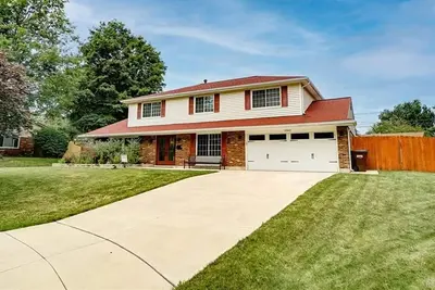 Image de Tranquil, spacious in one of Ohio’s nicest neighborhoods.
