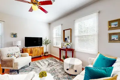 Image de Classy house near trails with pools, playground, basketball & beautiful upgrades