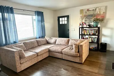 Image de Bright unit, fenced-in yard, in a quiet neighborhood in the city! Pet Friendly!