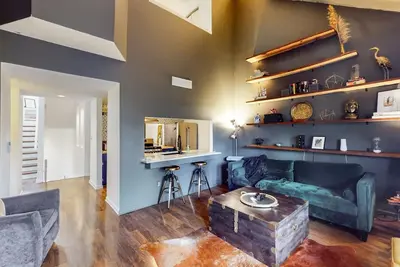Image de Spacious mid-century 2br/2ba loft, minutes from Atlanta Braves Stadium/Battery
