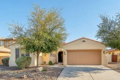 Image de Dog-friendly elegant home with classic finishes, enclosed yard & grill