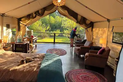 Image de Luxury Safari tent adjacent to the beach, following a nature trail to the river