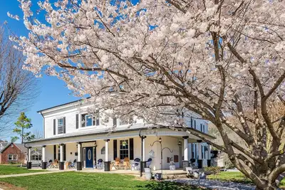 Image de Luxe Virginia Historical Estate w/ Charcoal Grill!