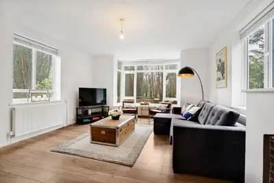 Image de Entire House near Gatwick with free parking