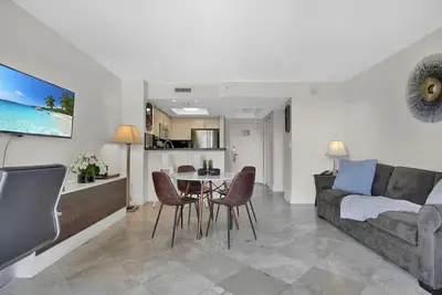 Image de Modern Bay View Balcony in the Grove Free Parking