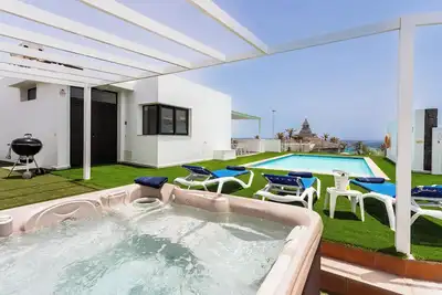 Luxury Villa with Stunning Ocean & Mountain View’s